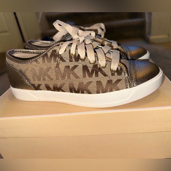 Micheal Kors gold sneakers gently used woman’s 7.5 - Picture 5 of 6
